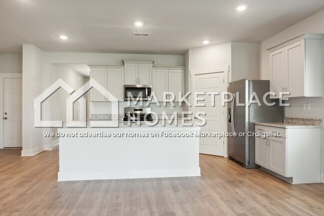 Building Photo - 2070 Hyacinth Ln