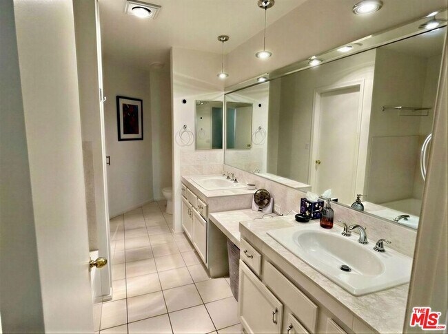 Building Photo - 750 S Bundy Dr