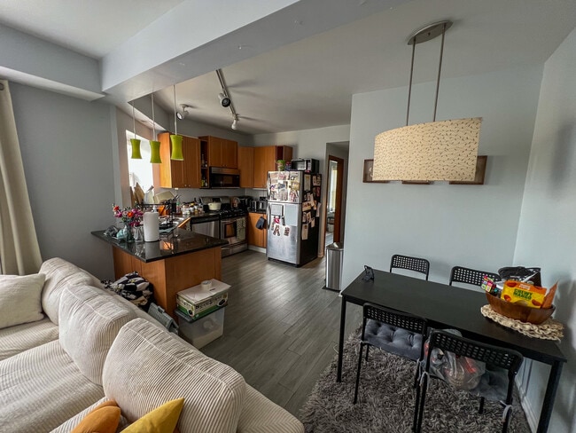 Building Photo - 6421 N Greenview Ave