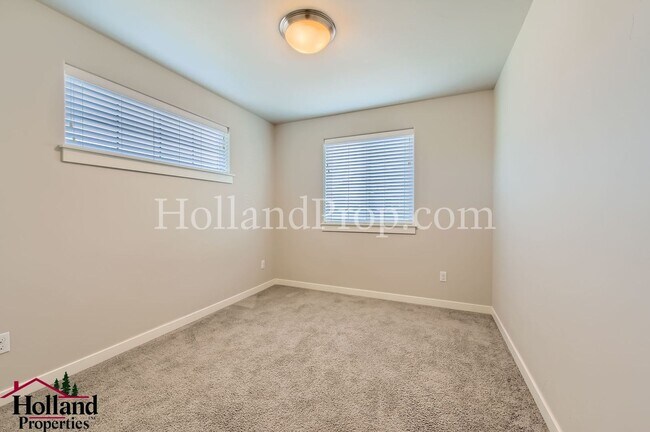 Building Photo - Gorgeous 3-Bed Hillsboro Home with a Fence...