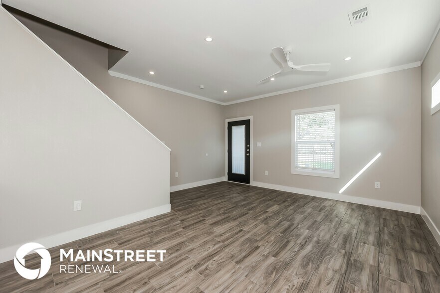 Building Photo - 1244 Lonsdale Ave