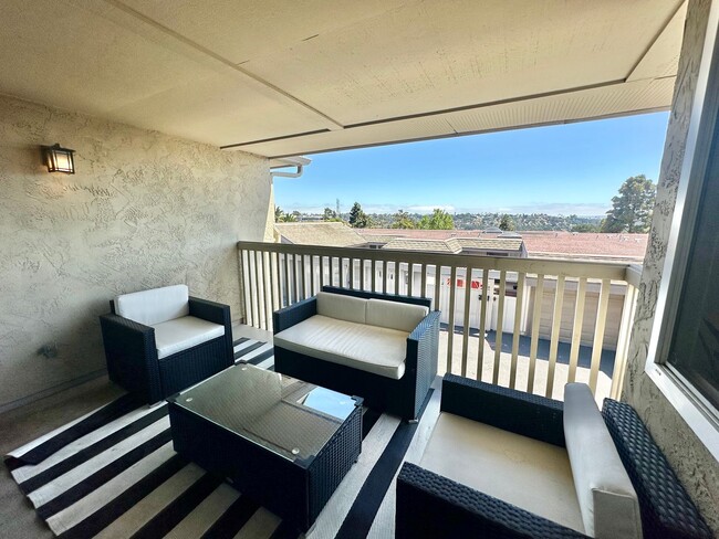 Building Photo - Spacious 3 Bedroom Townhome near USD!! Par...