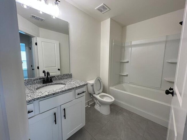 Building Photo - 3 bedroom Townhome in Auburn