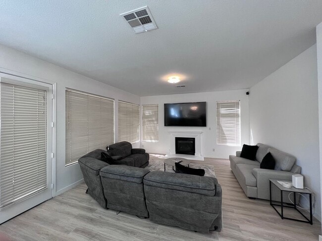 Building Photo - Summerlin 5 Bedroom with a Swimming Pool
