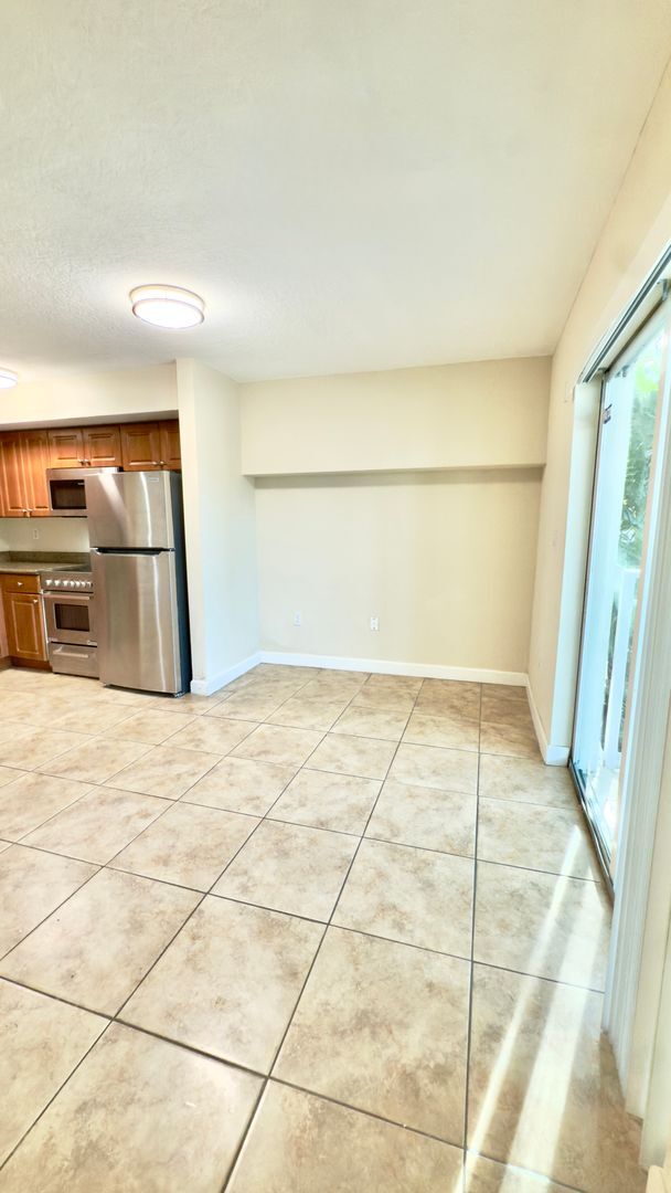 Building Photo - Beachside One Bedroom Condo with Parking a...