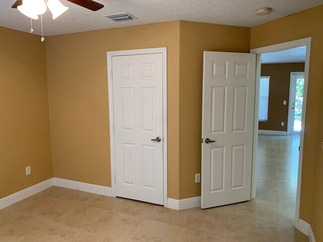 Building Photo - 4 Bedroom 2 bath CBS House with 2 car garage