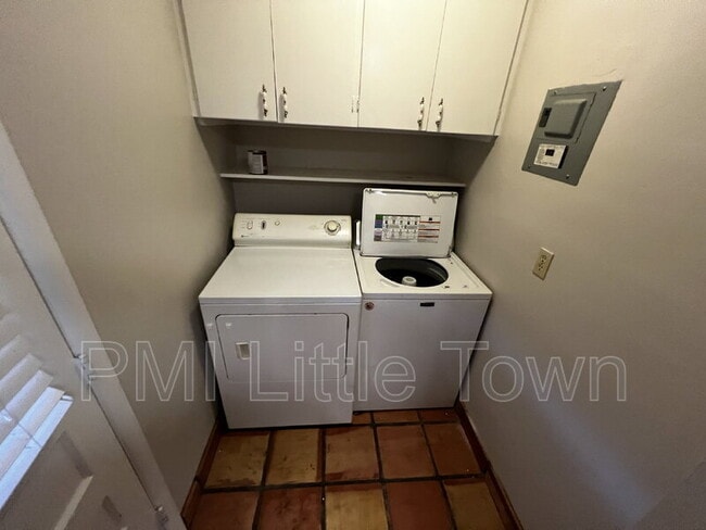 Building Photo - 2487 S Corona St