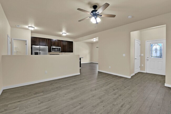 Building Photo - Move-In Ready Townhome with Luxury Finishe...