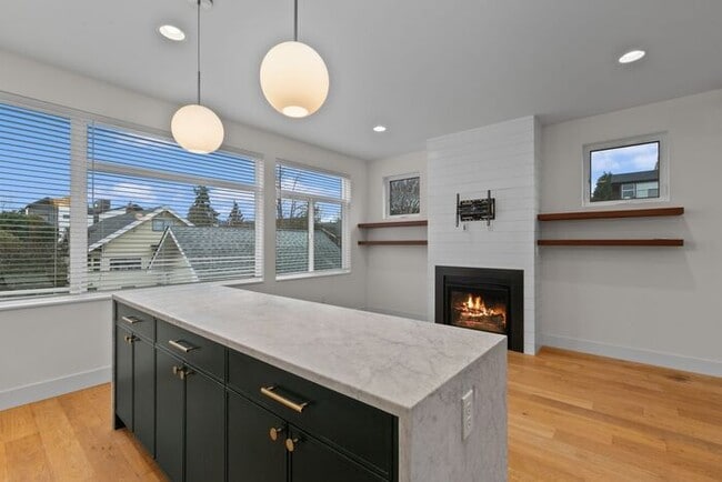 Building Photo - Stunning Modern Air-Conditioned Townhome in Coveted Whittier Heights