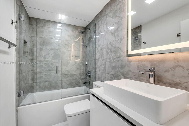 Building Photo - 888 Brickell Key Dr