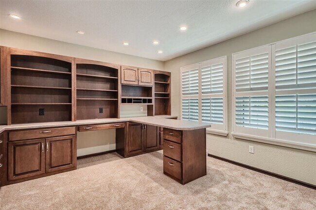 Building Photo - **Stunning 5-Bedroom 4-Bathroom Home in Li...