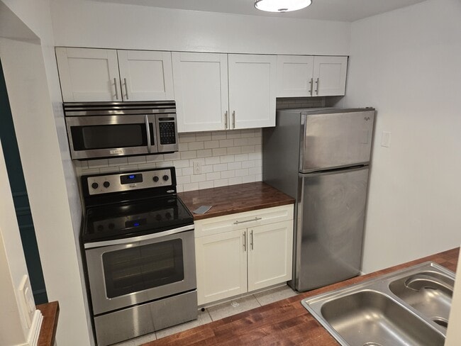 Building Photo - 379 79th Ave NE