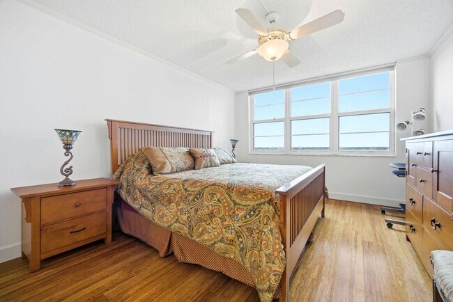 Building Photo - 3507 Oaks Way