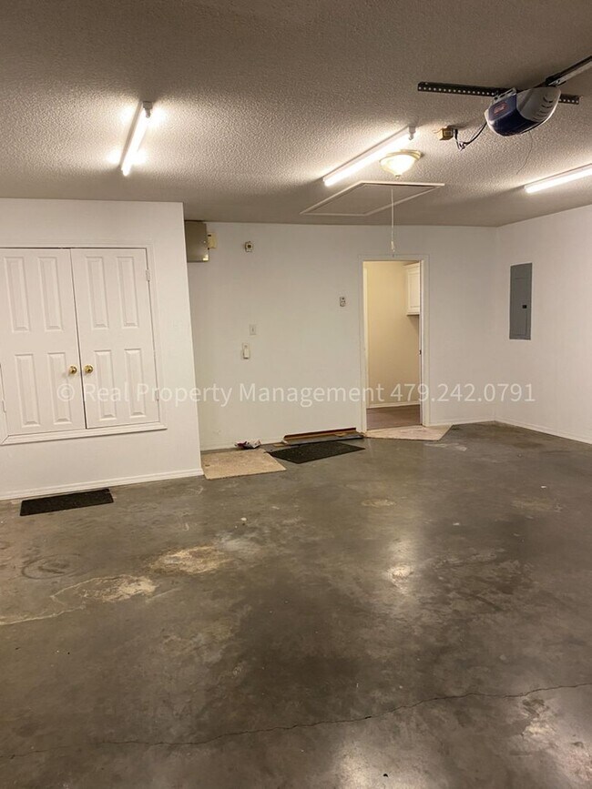 Building Photo - July Move In! Great house!! 3 bed 2 bath 2...