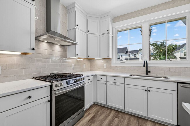 Building Photo - Modern Comfort in the Heart of Johns Island
