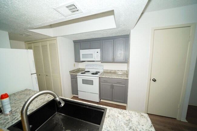 Building Photo - 2 BR 1 BA rental