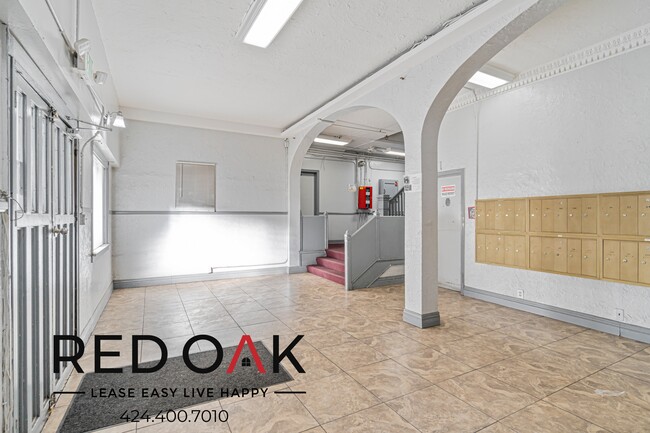 Building Photo - 400-404 S Kenmore Ave