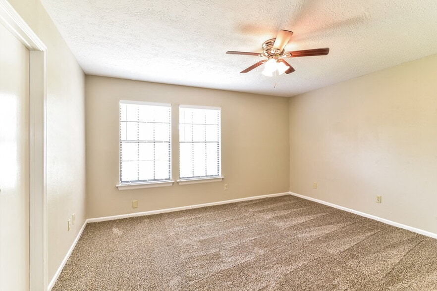 Building Photo - 15515 Windy Cove Dr