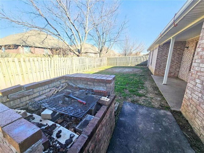 Building Photo - 3604 SW Carriageway Ave