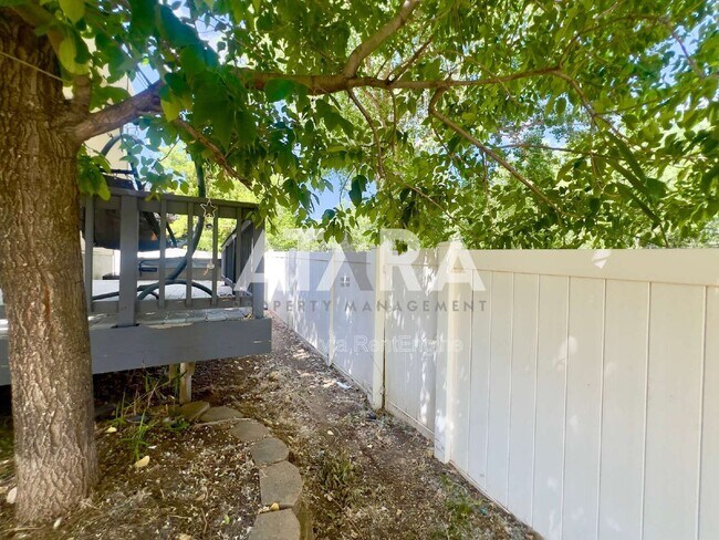 Building Photo - 11837 Sunrise View Dr