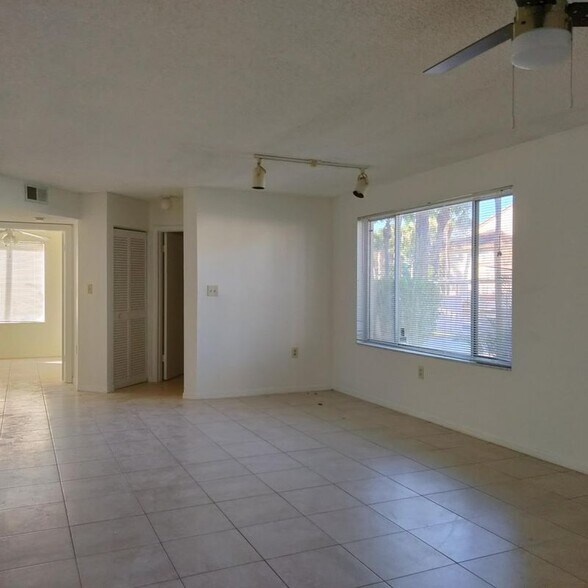 Building Photo - 17101 Glenmoor Dr