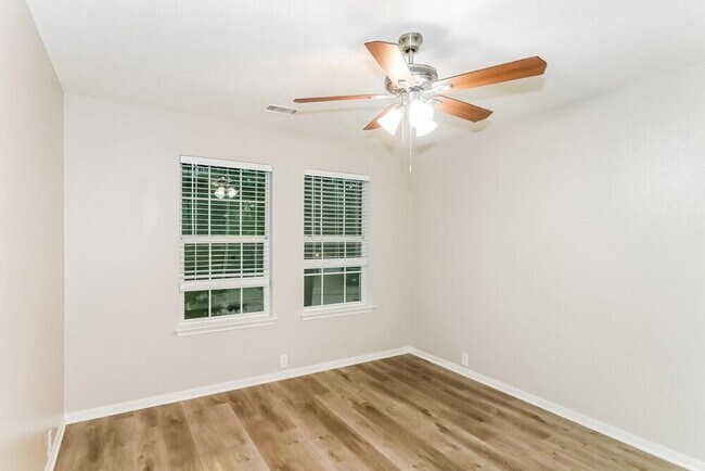 Building Photo - 17411 Hoover Gardens Dr