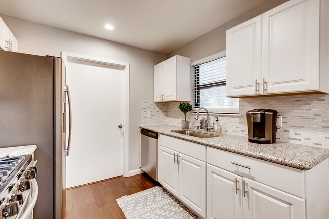 Building Photo - RECENTLY REMODELED 3 BR / 2 BATH COTTAGE L...