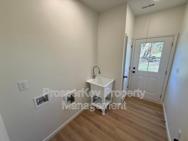 Building Photo - 405 E Chappell St