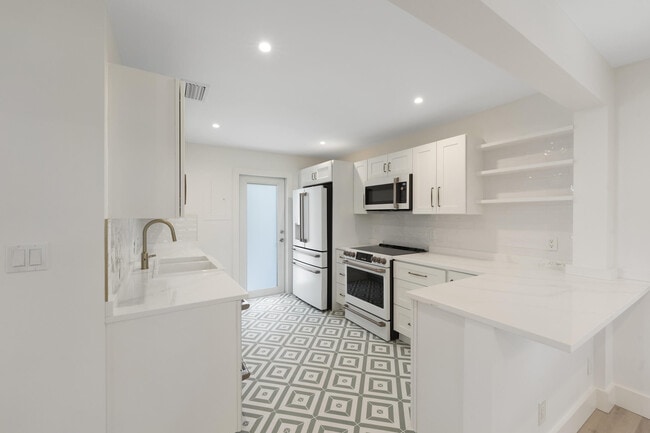 Building Photo - 514 52nd St