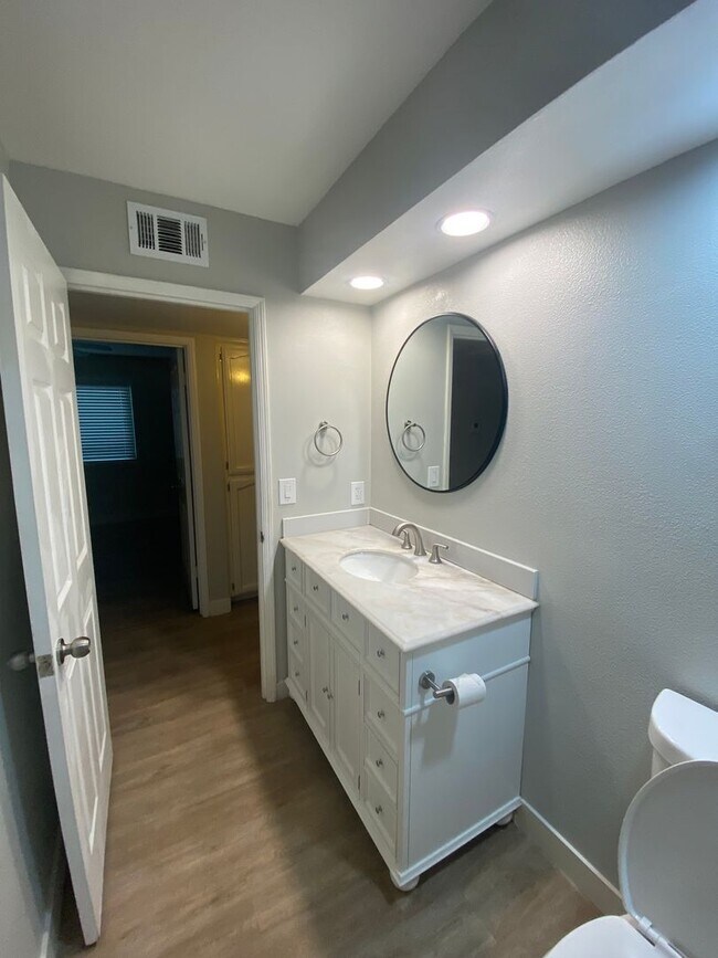 Building Photo - Recently Remodeled 3 BD 2 BA House in a Desirable SW Bakersfield