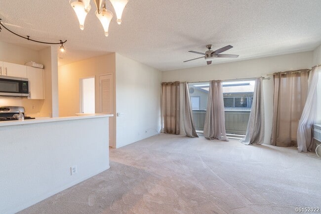 Building Photo - 2 Bedroom, 2 Bath Condo in Sun Rise Community