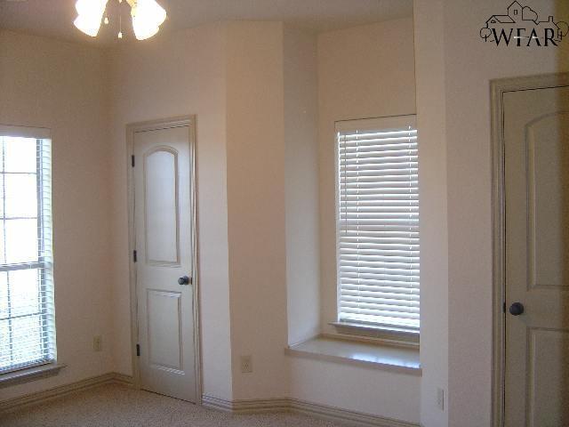 Building Photo - 8 Maplewood Ct