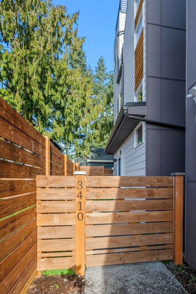 Building Photo - Newly Built Air-Conditioned Luxury Townhome in Highly Desired Admiral