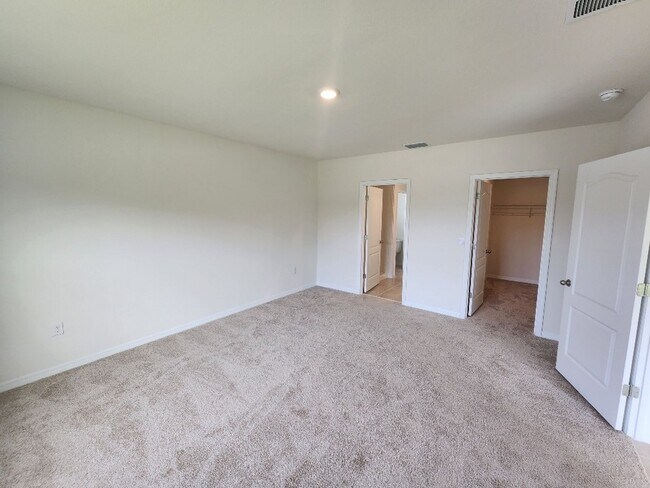 Building Photo - New 3/2/2 Venetian Bay