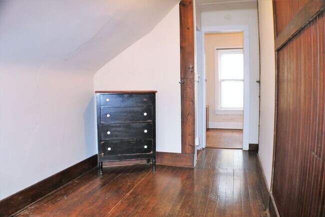 Building Photo - $900 | 1 BD RM, 1 Bath Apartment | Utiliti...