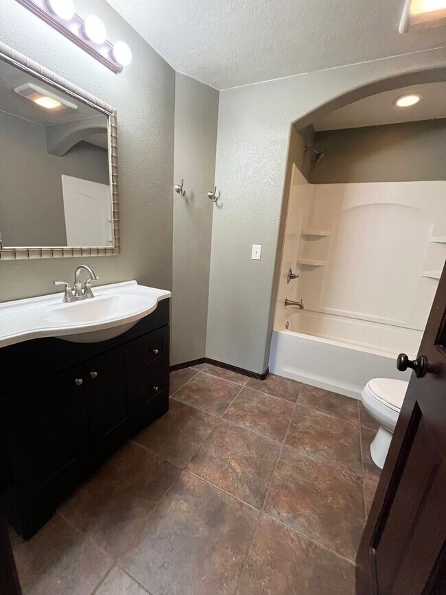 Building Photo - Stunning 4 Bed/2 Bath with 3 Car Garage and Fenced in Yard!