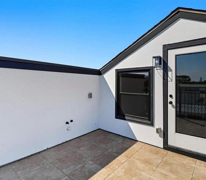 Building Photo - 2921 El Fenice Ln