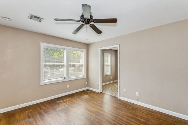 Building Photo - Updated 1 bed 1 bath duplex