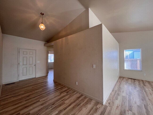 Building Photo - Cute 3 bedroom home Located in Donner Trails