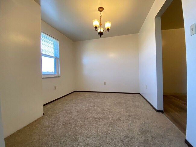 Building Photo - Spacious 2BR at Bellwood Manor! Great North Hills Location! Call Today!