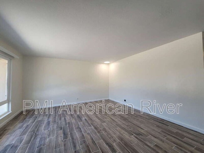 Building Photo - 881 Beardsley Dr