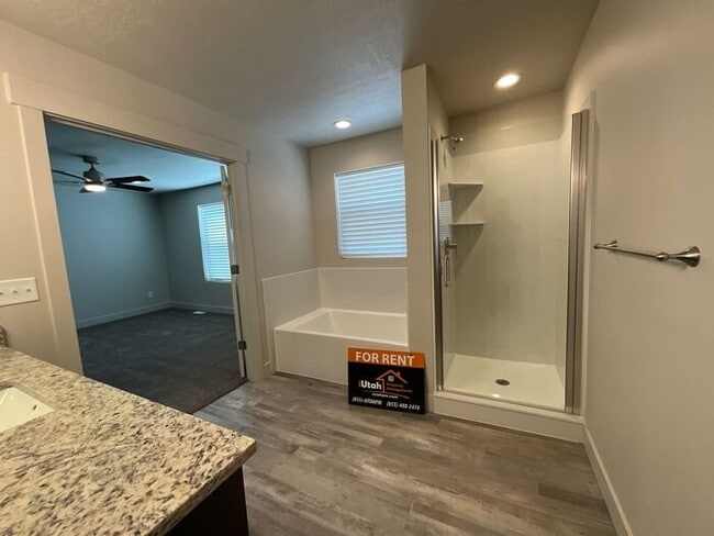 Building Photo - 2 bedroom 2 1/2 bath townhouse