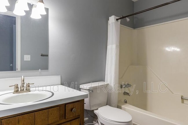 Building Photo - 409 Foxhall Dr