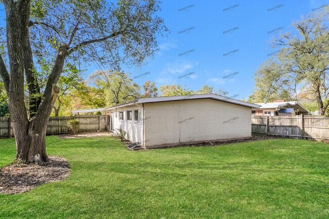Building Photo - 6932 Woodhurst Dr
