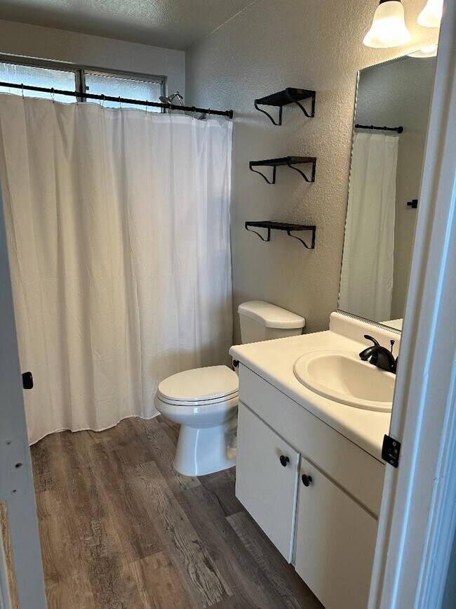 Building Photo - 1325 Oak Ridge Dr