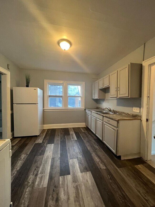 Building Photo - 9913 Mt Auburn Ave