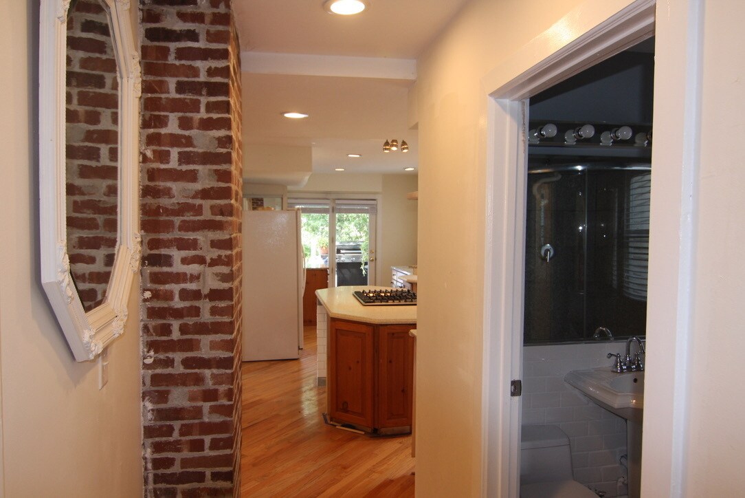 Building Photo - 1142 W Wolfram St