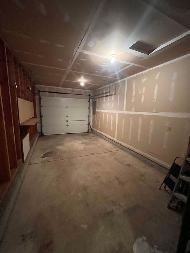 Building Photo - 2-Bedroom 1 1/2-Bathroom Duplex in Thurston
