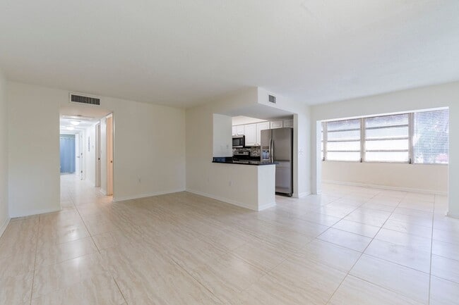 Building Photo - 2 Bedroom / 2 Bath Condo