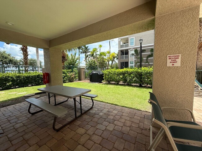 Building Photo - Spacious 2/2 Condo with Waterview in River...